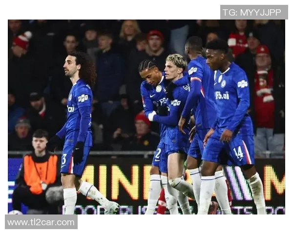 足总杯精彩对决：里昂与那不勒斯战成平局乌龙球引发争议与热议